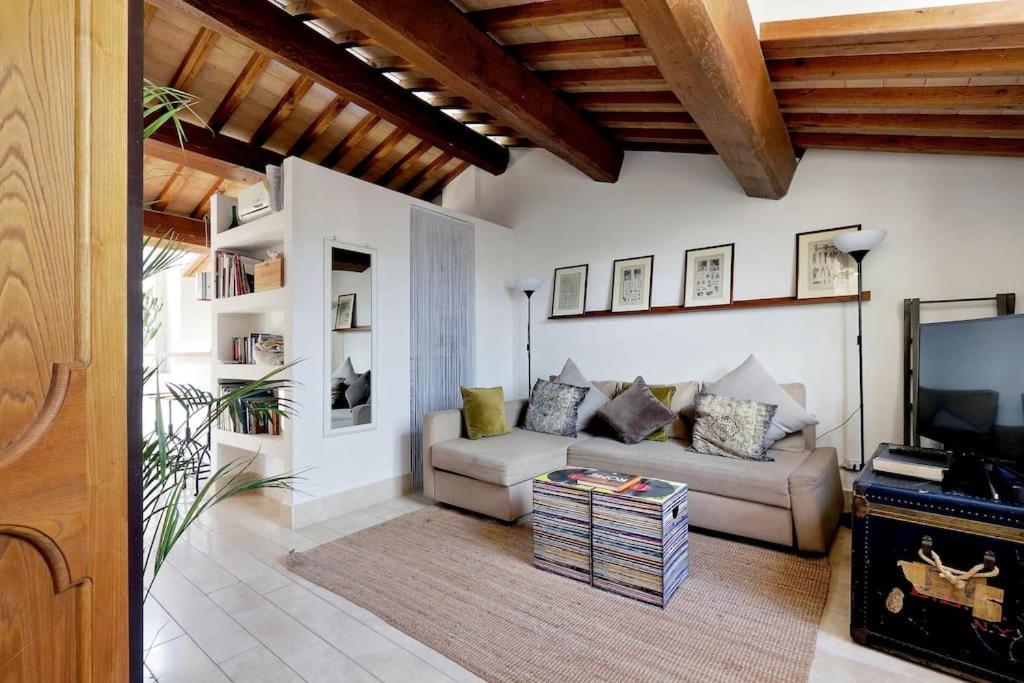 Pantheon Stylish Attic Appartement